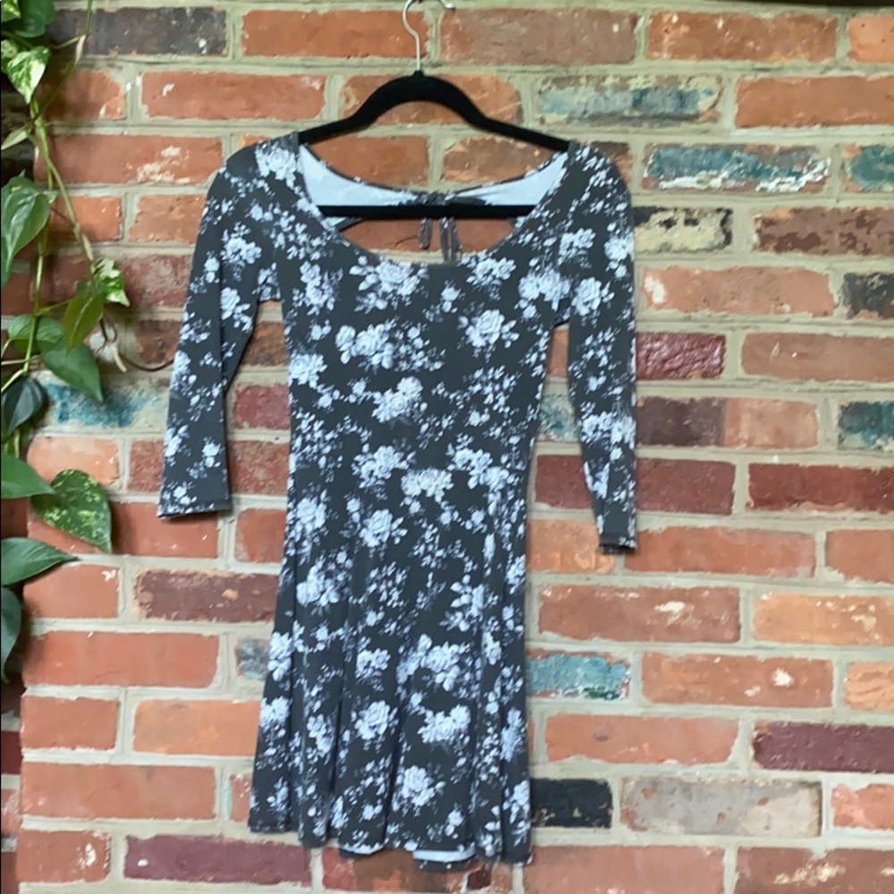 Floral long sleeve mini dress with open back XS